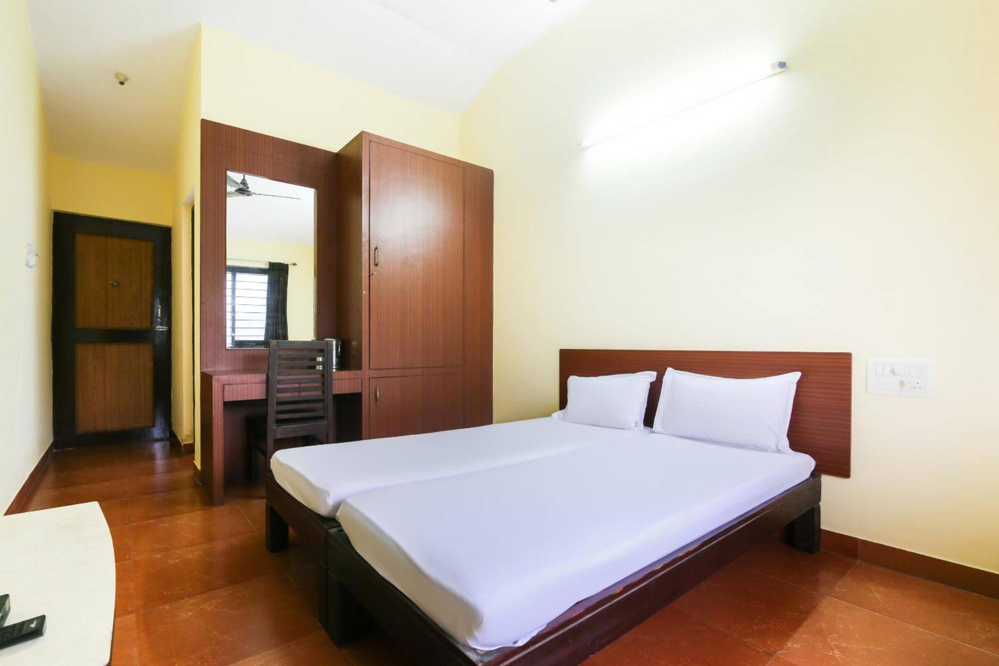 Hotel O Raviraj Classic Cana Kültér fotó